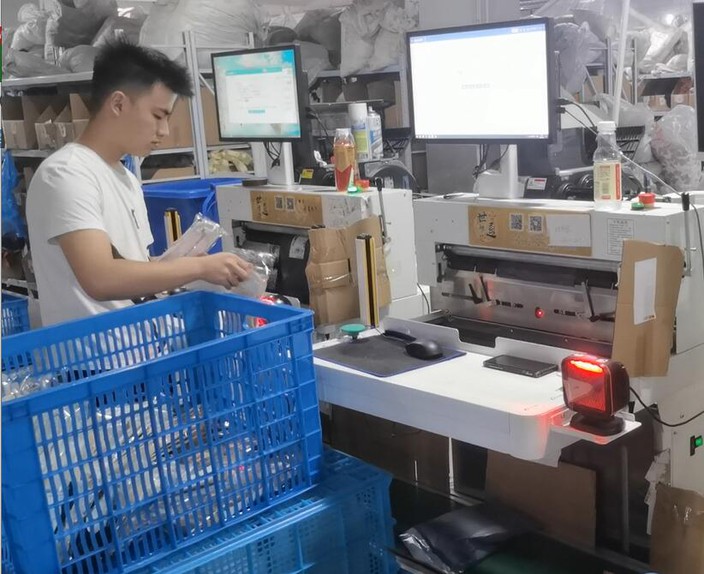 Production line for automatic packaging of mailing bags Production line for automatic packaging of mailing bags